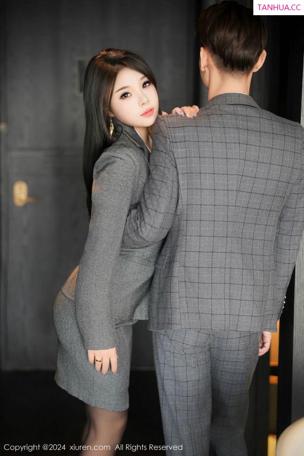   [XiuRen]高清写真图 2024.11.28 No.9515 麦田 职业装黑丝第4张图片